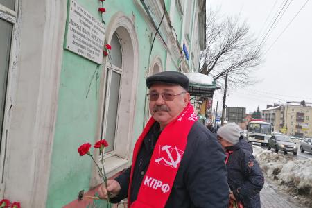 Курские коммунисты возложили цветы к мемориальной доске Л.И. Брежневу