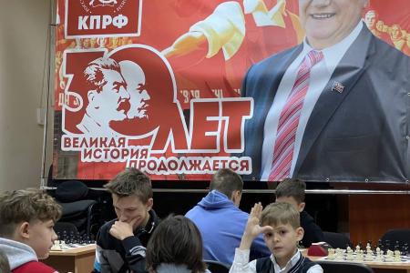 В Крымском республиканском отделении КПРФ прошел праздничный шахматный турнир «Красная ладья»