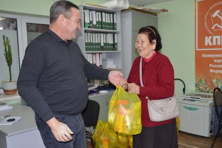 Республика Калмыкия. КПРФ поздравляет ветеранов труда с наступающим новогодним праздником и вручает им подарки