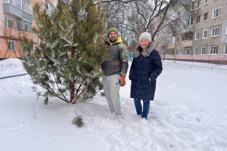 Пензенские коммунисты привезли ёлки в школы, детские сады и во дворы пензенцев