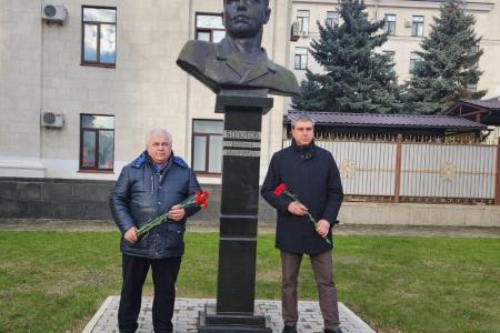 Делегация КПРФ во главе с К.К. Тайсаевым работает в Луганской Народной Республике