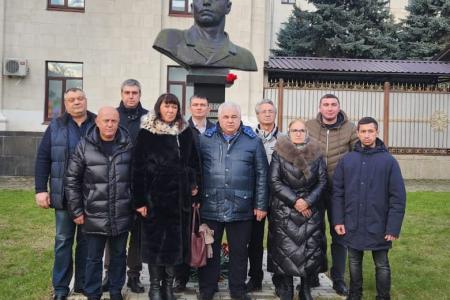 Делегация КПРФ во главе с К.К. Тайсаевым работает в Луганской Народной Республике