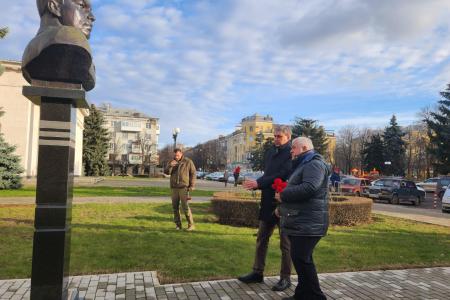 Делегация КПРФ во главе с К.К. Тайсаевым работает в Луганской Народной Республике