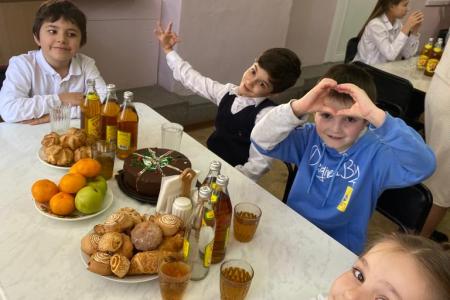 Коммунисты поздравили учащихся Карачаево-Черкесской школы-интерната 1 вида с Новым Годом