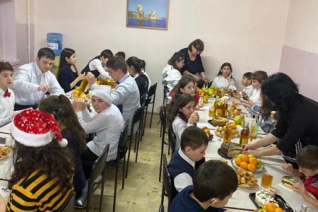 Коммунисты поздравили учащихся Карачаево-Черкесской школы-интерната 1 вида с Новым Годом