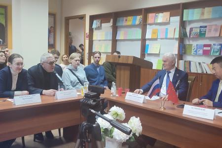 При участии М.Н. Берулава состоялась встреча коллектива Московского инновационного университета с китайским гостем товарищем Хэ Чжэньвэем