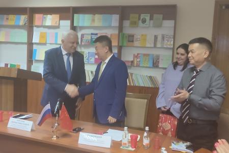 При участии М.Н. Берулава состоялась встреча коллектива Московского инновационного университета с китайским гостем товарищем Хэ Чжэньвэем