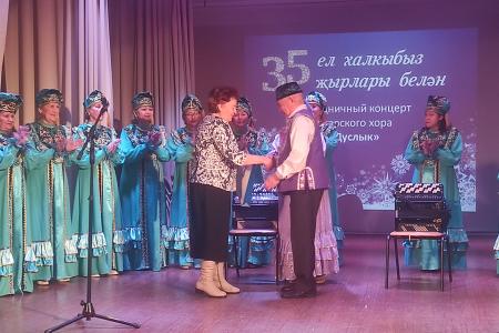 Тюменская область. Лидер коммунистов региона Тамара Казанцева поздравила коллектив хора «Дуслык» с 35-летним юбилеем