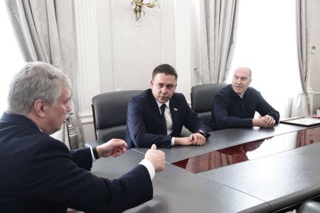 Совместно с губернатором-коммунистом Алексеем Русских, член ЦК КПРФ, сенатор РФ Айрат Гибатдинов вручил генеральному директору ООО «АвтоДом» Дмитрию Кондратьеву Почетную Грамоту Совета Федерации