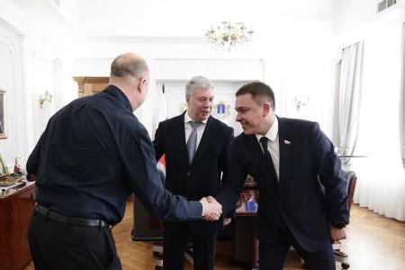 Совместно с губернатором-коммунистом Алексеем Русских, член ЦК КПРФ, сенатор РФ Айрат Гибатдинов вручил генеральному директору ООО «АвтоДом» Дмитрию Кондратьеву Почетную Грамоту Совета Федерации