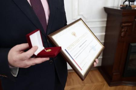 Совместно с губернатором-коммунистом Алексеем Русских, член ЦК КПРФ, сенатор РФ Айрат Гибатдинов вручил генеральному директору ООО «АвтоДом» Дмитрию Кондратьеву Почетную Грамоту Совета Федерации