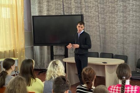 Херсонская область. Лидер местных коммунистов Рамиль Замалетдинов провел урок мужества для старшеклассников