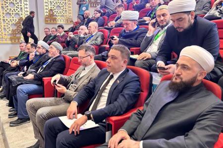 Сенатор РФ Айрат Гибатдинов принял участие в XIX Международном мусульманском форуме в Москве