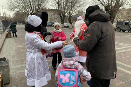 Сталинград. Красный Дед Мороз в городе