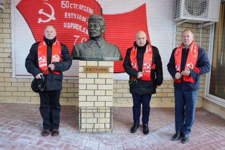 Волгоград. День Сталинской Конституции коммунисты отметили праздничными акциями и возложением цветов