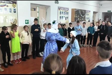 Республика Крым. Комсомольцы и пионеры организовали детский новогодний утренник