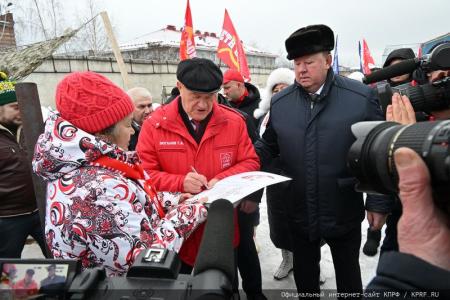 КПРФ отправила из Подмосковья 120-й новогодний гуманитарный конвой