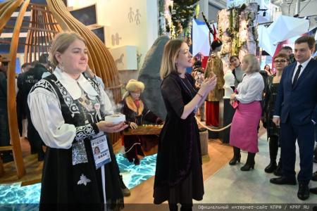 Депутаты-коммунисты посетили Международную выставку-форум «Россия»