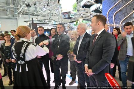Депутаты-коммунисты посетили Международную выставку-форум «Россия»