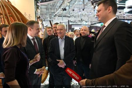 Депутаты-коммунисты посетили Международную выставку-форум «Россия»