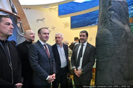 Депутаты-коммунисты посетили Международную выставку-форум «Россия»