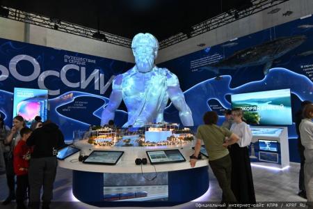 Депутаты-коммунисты посетили Международную выставку-форум «Россия»