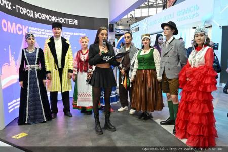 Депутаты-коммунисты посетили Международную выставку-форум «Россия»