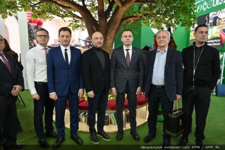 Депутаты-коммунисты посетили Международную выставку-форум «Россия»
