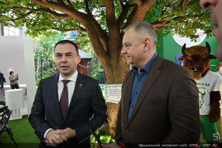 Депутаты-коммунисты посетили Международную выставку-форум «Россия»