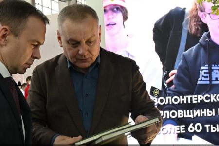 Депутаты-коммунисты посетили Международную выставку-форум «Россия»