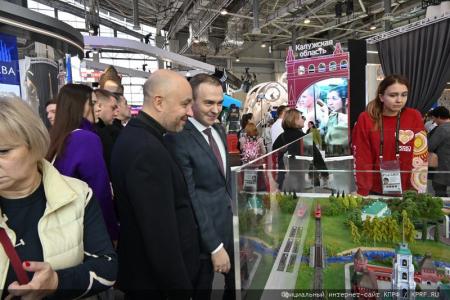 Депутаты-коммунисты посетили Международную выставку-форум «Россия»