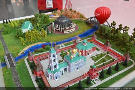 Депутаты-коммунисты посетили Международную выставку-форум «Россия»