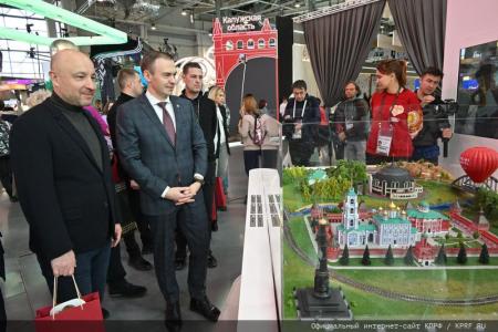 Депутаты-коммунисты посетили Международную выставку-форум «Россия»