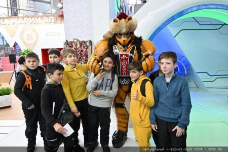 Депутаты-коммунисты посетили Международную выставку-форум «Россия»