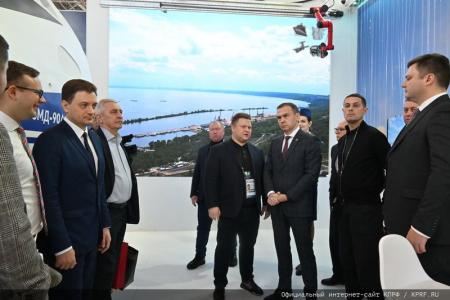 Депутаты-коммунисты посетили Международную выставку-форум «Россия»