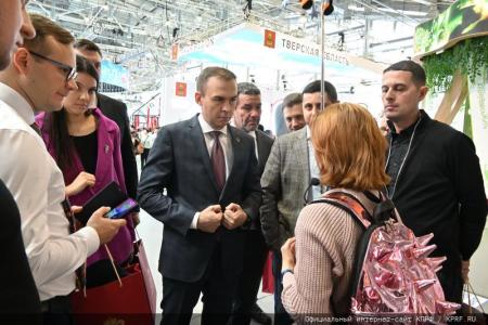 Депутаты-коммунисты посетили Международную выставку-форум «Россия»