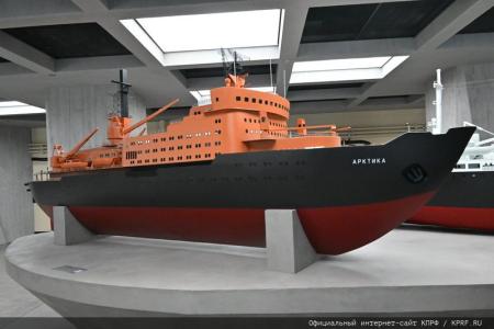 Депутаты-коммунисты посетили Международную выставку-форум «Россия»