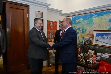 Геннадий Зюганов вручил шахматистам Спортклуба КПРФ медали «В ознаменование 100-летия образования СССР»