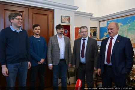 Геннадий Зюганов вручил шахматистам Спортклуба КПРФ медали «В ознаменование 100-летия образования СССР»