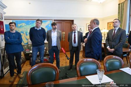 Геннадий Зюганов вручил шахматистам Спортклуба КПРФ медали «В ознаменование 100-летия образования СССР»