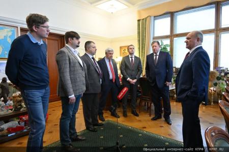 Геннадий Зюганов вручил шахматистам Спортклуба КПРФ медали «В ознаменование 100-летия образования СССР»