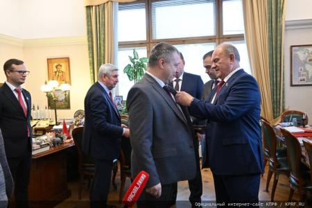 Геннадий Зюганов вручил шахматистам Спортклуба КПРФ медали «В ознаменование 100-летия образования СССР»