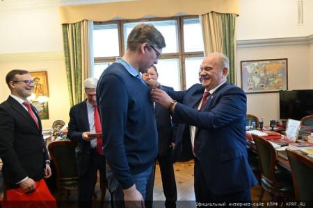 Геннадий Зюганов вручил шахматистам Спортклуба КПРФ медали «В ознаменование 100-летия образования СССР»