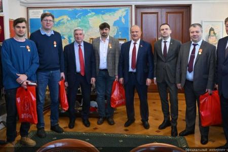Геннадий Зюганов вручил шахматистам Спортклуба КПРФ медали «В ознаменование 100-летия образования СССР»
