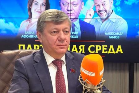 Дмитрий Новиков на Радио “КП”: Эта Конституция сначала отобрала советские гарантии на жильё и труд, а потом не защитила от повышения пенсионного возраста