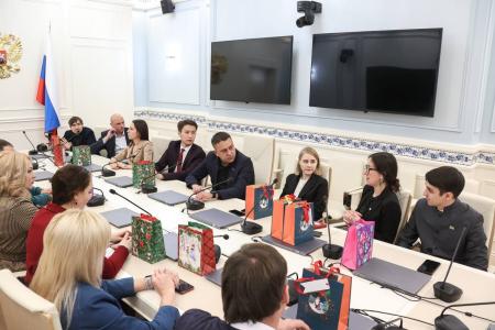 В Совете Федерации состоялась встреча члена ЦК КПРФ, сенатора РФ Айрата Гибатдинова с кураторами Всероссийского конкурса детского и юношеского творчества «Земля Талантов»
