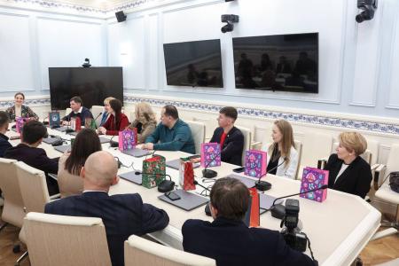 В Совете Федерации состоялась встреча члена ЦК КПРФ, сенатора РФ Айрата Гибатдинова с кураторами Всероссийского конкурса детского и юношеского творчества «Земля Талантов»