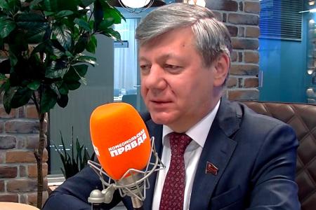 Дмитрий Новиков на Радио “КП”: Эта Конституция сначала отобрала советские гарантии на жильё и труд, а потом не защитила от повышения пенсионного возраста