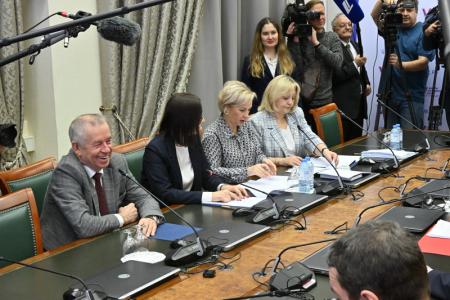 «Чтобы мир и хлеб были в каждом доме, а в сердце – добро!». Н.М. Харитонов  подал в Центризбирком документы для выдвижения в кандидаты на президентских выборах