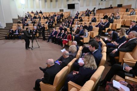 Заседание фракции КПРФ в Госдуме прошло с участием заместителя Председателя российского Правительства Дмитрия Чернышенко